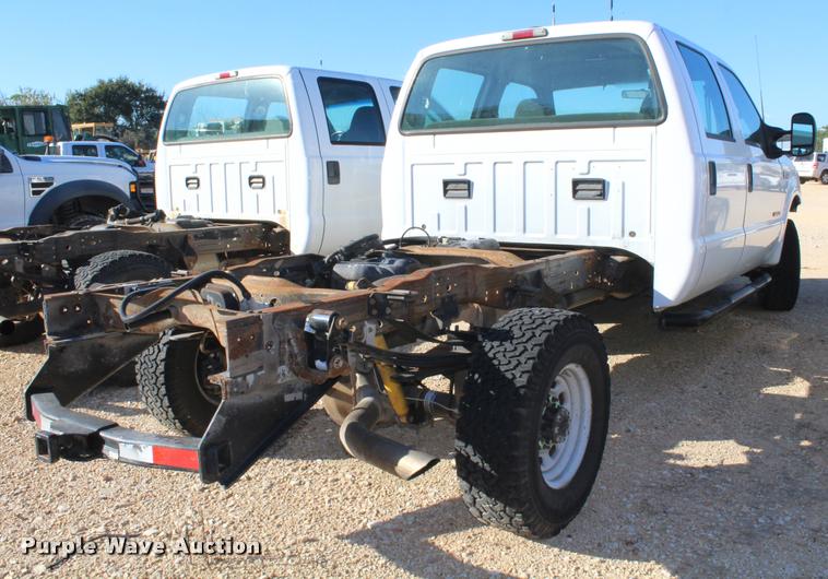 image for item AQ9522 2002 Ford F350 Super Duty Crew Cab pickup truck