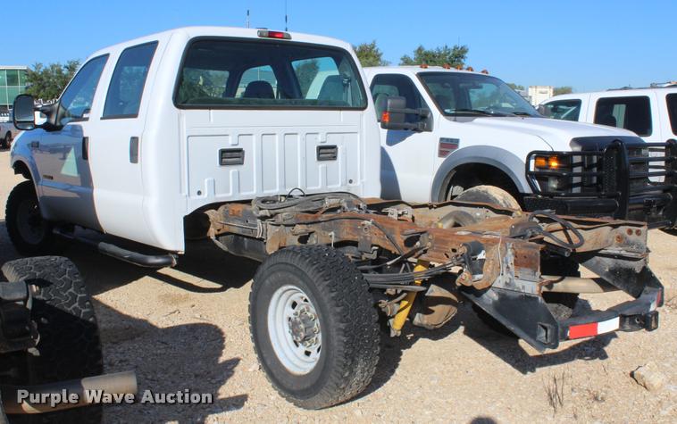 image for item AQ9522 2002 Ford F350 Super Duty Crew Cab pickup truck