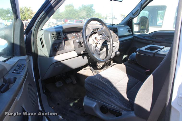 image for item AQ9522 2002 Ford F350 Super Duty Crew Cab pickup truck