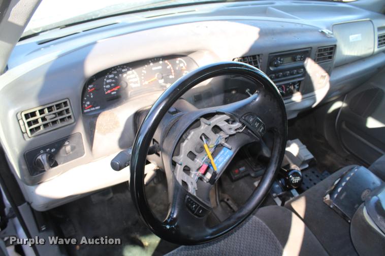 image for item AQ9522 2002 Ford F350 Super Duty Crew Cab pickup truck