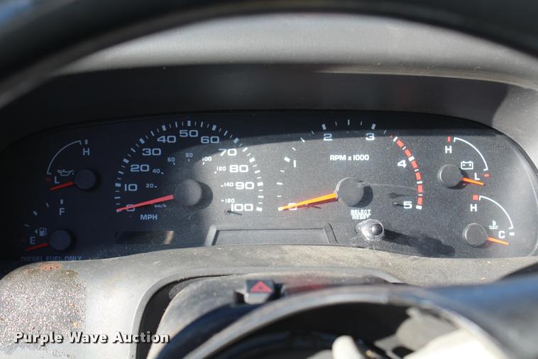 image for item AQ9522 2002 Ford F350 Super Duty Crew Cab pickup truck