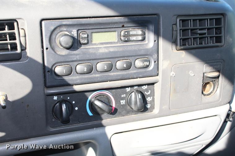 image for item AQ9522 2002 Ford F350 Super Duty Crew Cab pickup truck