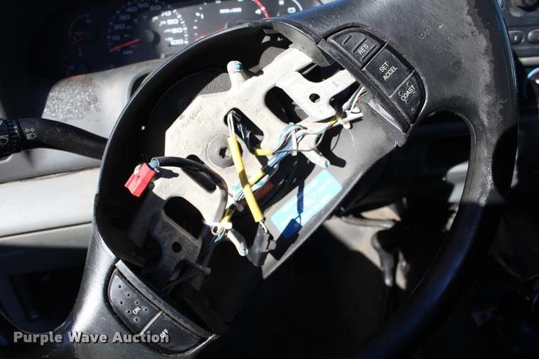 image for item AQ9522 2002 Ford F350 Super Duty Crew Cab pickup truck