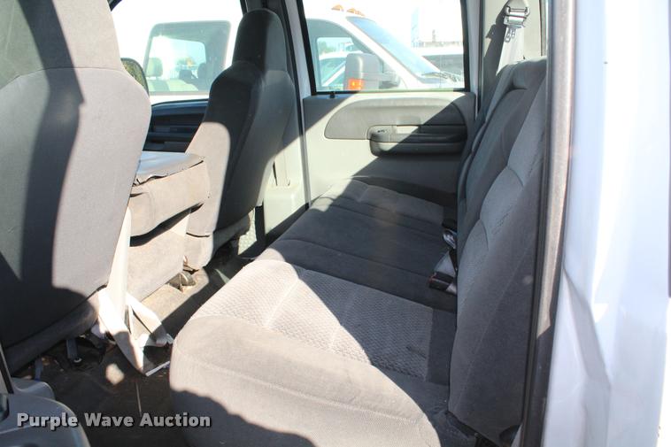 image for item AQ9522 2002 Ford F350 Super Duty Crew Cab pickup truck