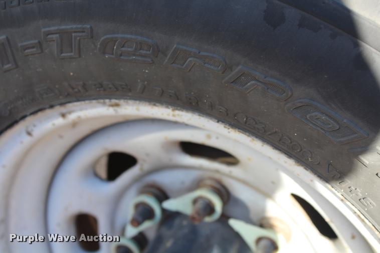 image for item AQ9522 2002 Ford F350 Super Duty Crew Cab pickup truck