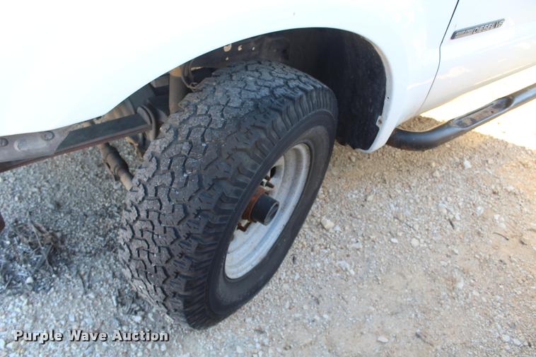 image for item AQ9522 2002 Ford F350 Super Duty Crew Cab pickup truck