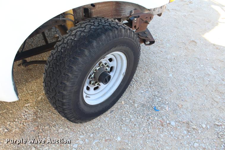 image for item AQ9522 2002 Ford F350 Super Duty Crew Cab pickup truck