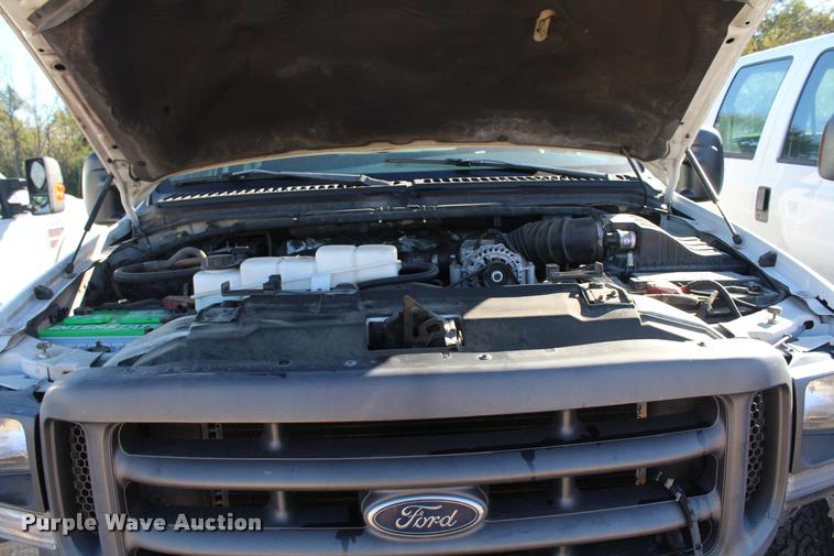 image for item AQ9522 2002 Ford F350 Super Duty Crew Cab pickup truck