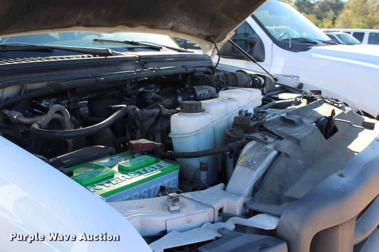 image for item AQ9522 2002 Ford F350 Super Duty Crew Cab pickup truck