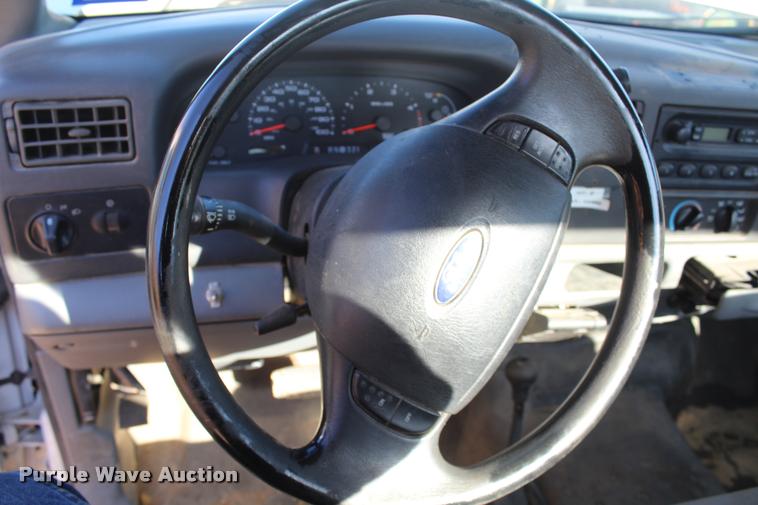 image for item AQ9523 2004 Ford F550 truck cab and chassis