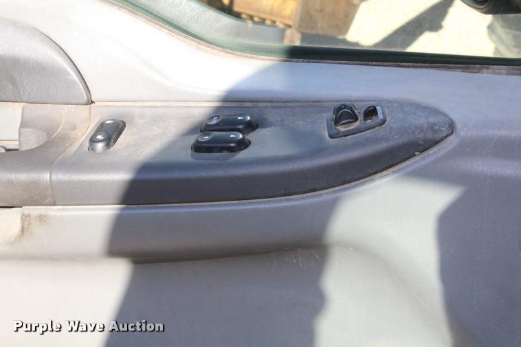 image for item AQ9523 2004 Ford F550 truck cab and chassis