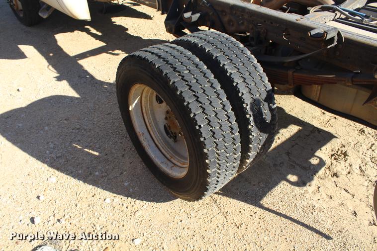 image for item AQ9523 2004 Ford F550 truck cab and chassis