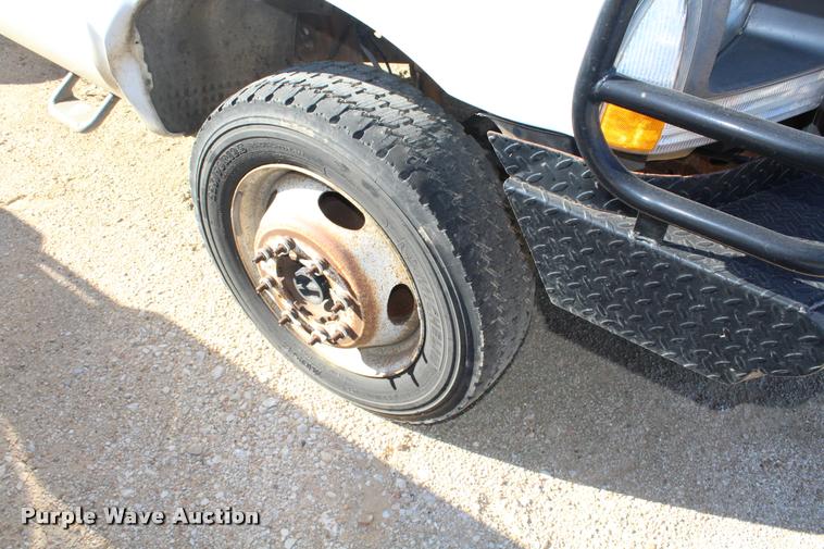 image for item AQ9523 2004 Ford F550 truck cab and chassis