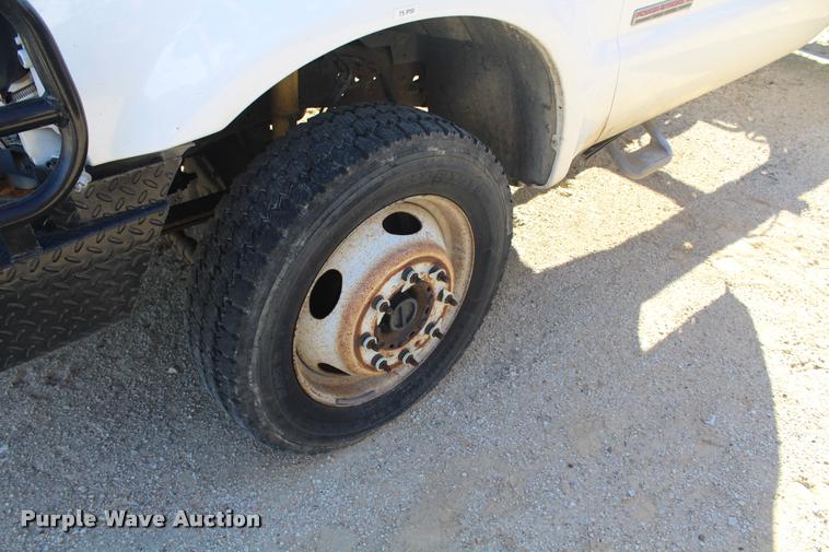 image for item AQ9523 2004 Ford F550 truck cab and chassis