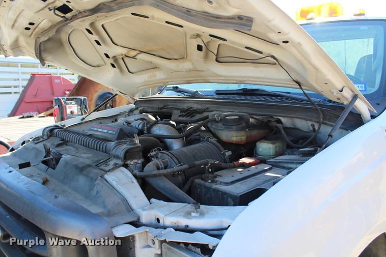 image for item AQ9523 2004 Ford F550 truck cab and chassis