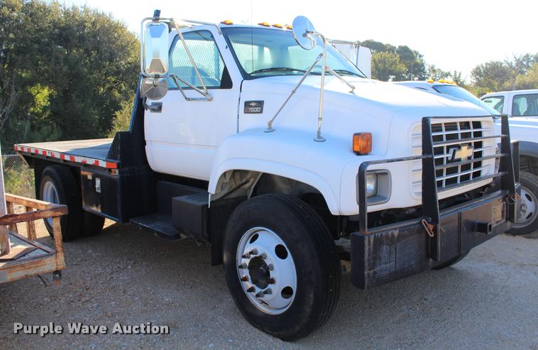 image for item AQ9525 2002 Chevrolet 6500 flatbed truck