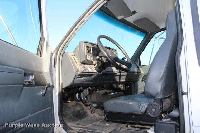 image for item AQ9525 2002 Chevrolet 6500 flatbed truck