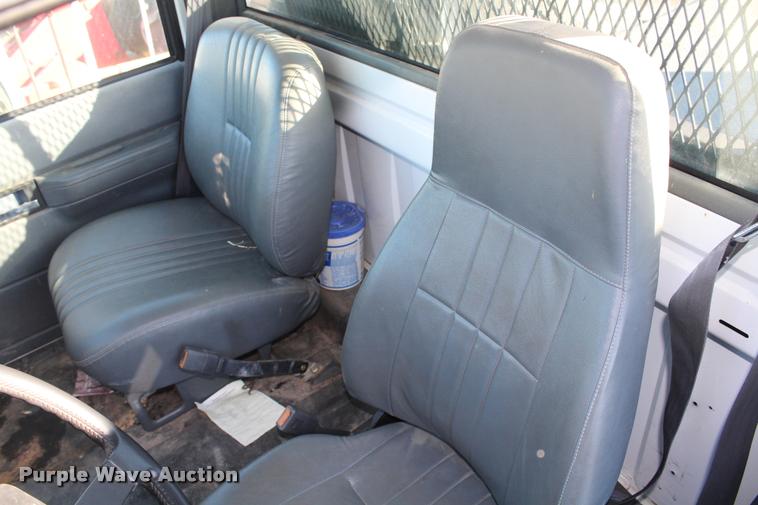 image for item AQ9525 2002 Chevrolet 6500 flatbed truck