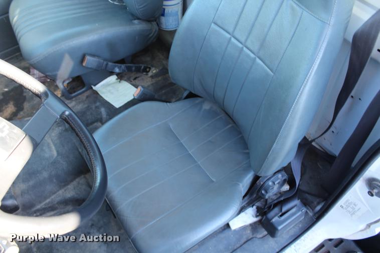 image for item AQ9525 2002 Chevrolet 6500 flatbed truck