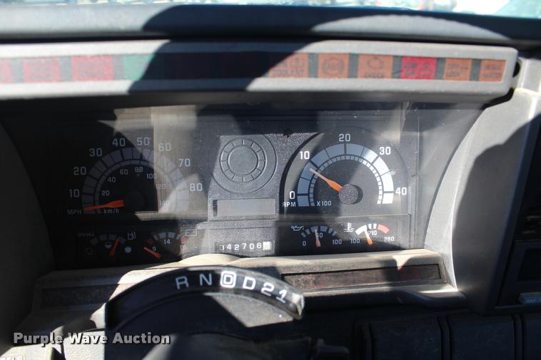 image for item AQ9525 2002 Chevrolet 6500 flatbed truck