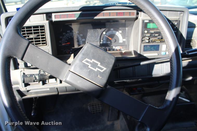 image for item AQ9525 2002 Chevrolet 6500 flatbed truck