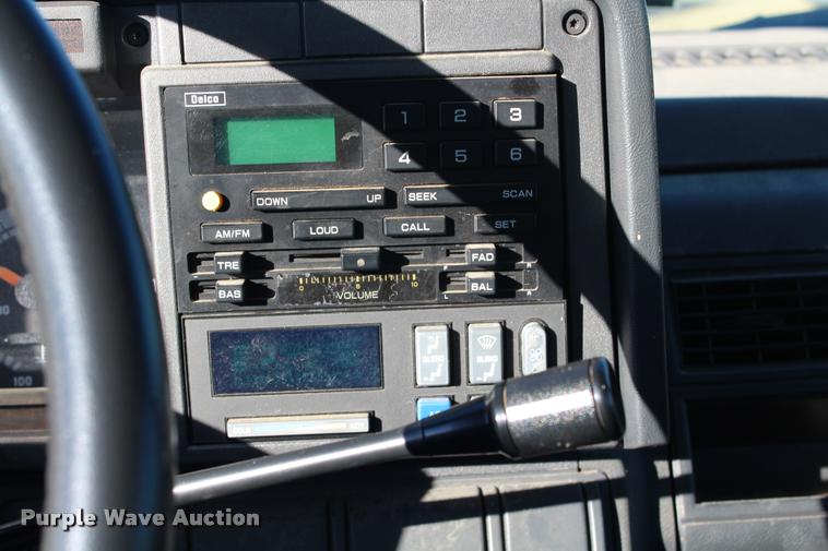 image for item AQ9525 2002 Chevrolet 6500 flatbed truck