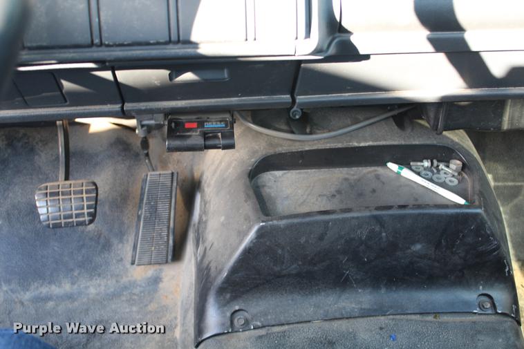 image for item AQ9525 2002 Chevrolet 6500 flatbed truck