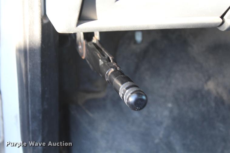 image for item AQ9525 2002 Chevrolet 6500 flatbed truck