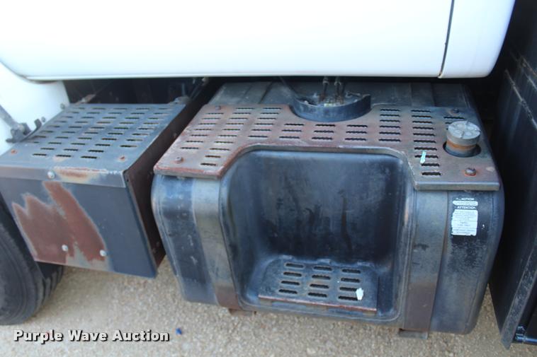 image for item AQ9525 2002 Chevrolet 6500 flatbed truck