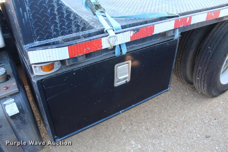 image for item AQ9525 2002 Chevrolet 6500 flatbed truck