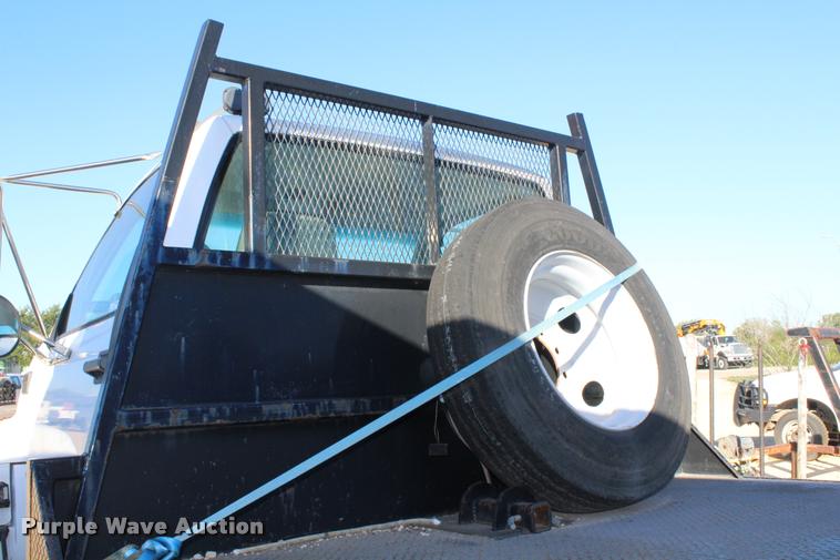 image for item AQ9525 2002 Chevrolet 6500 flatbed truck