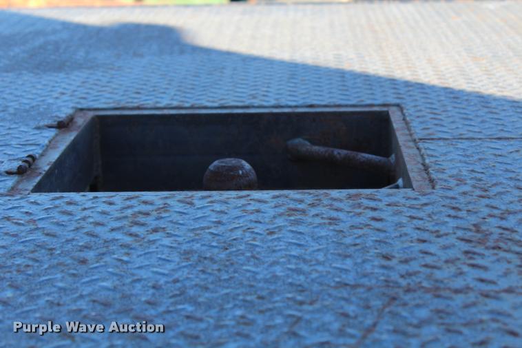 image for item AQ9525 2002 Chevrolet 6500 flatbed truck