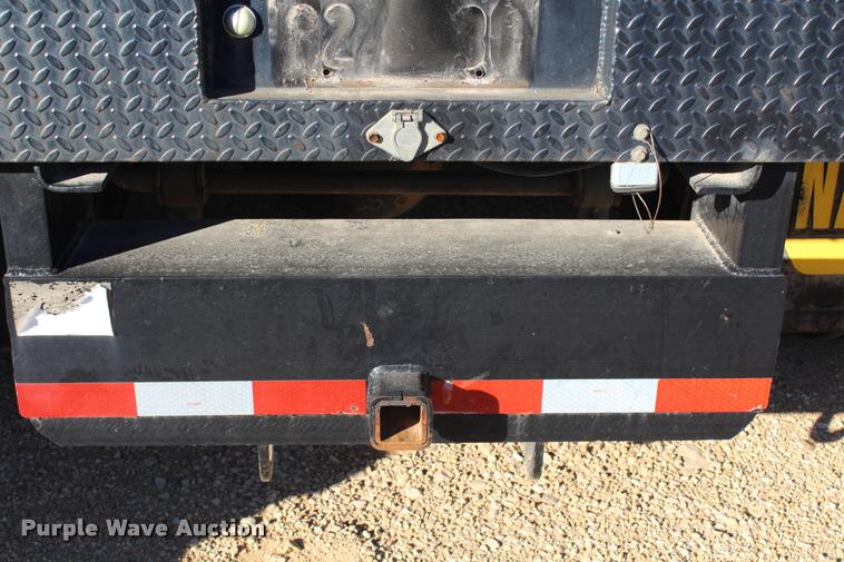 image for item AQ9525 2002 Chevrolet 6500 flatbed truck