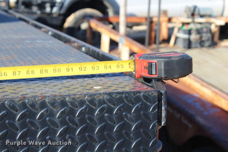 image for item AQ9525 2002 Chevrolet 6500 flatbed truck