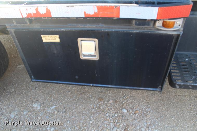 image for item AQ9525 2002 Chevrolet 6500 flatbed truck