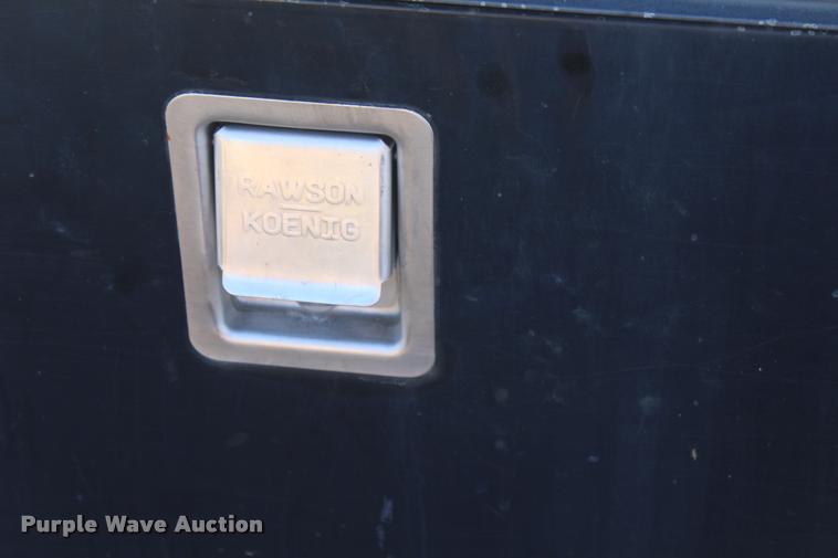 image for item AQ9525 2002 Chevrolet 6500 flatbed truck