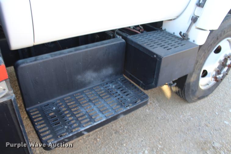 image for item AQ9525 2002 Chevrolet 6500 flatbed truck