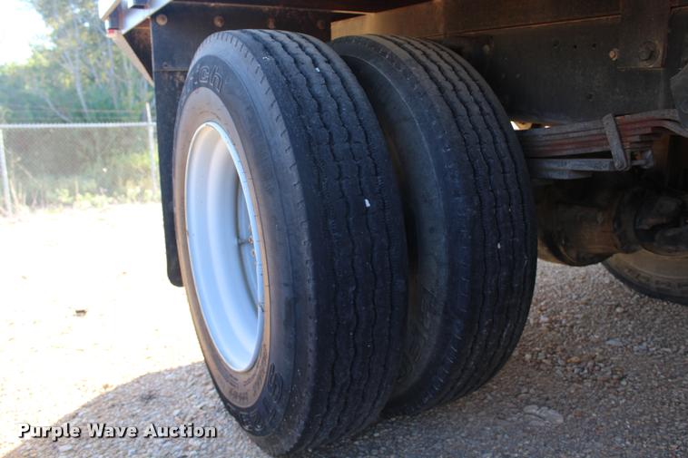 image for item AQ9525 2002 Chevrolet 6500 flatbed truck