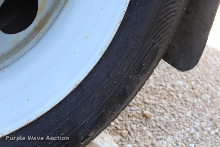 image for item AQ9525 2002 Chevrolet 6500 flatbed truck