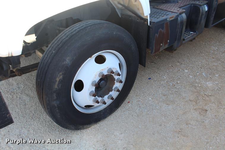 image for item AQ9525 2002 Chevrolet 6500 flatbed truck