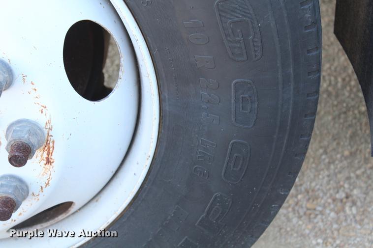 image for item AQ9525 2002 Chevrolet 6500 flatbed truck