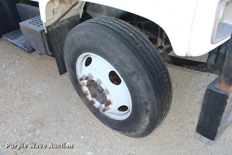 image for item AQ9525 2002 Chevrolet 6500 flatbed truck