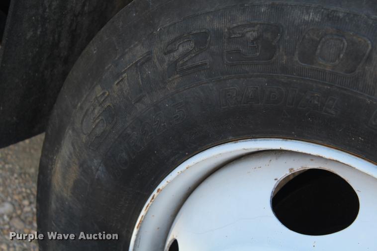 image for item AQ9525 2002 Chevrolet 6500 flatbed truck