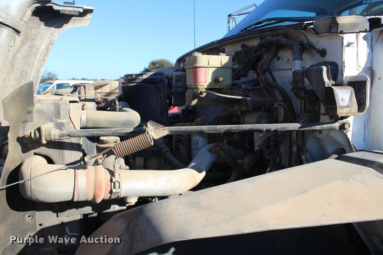 image for item AQ9525 2002 Chevrolet 6500 flatbed truck