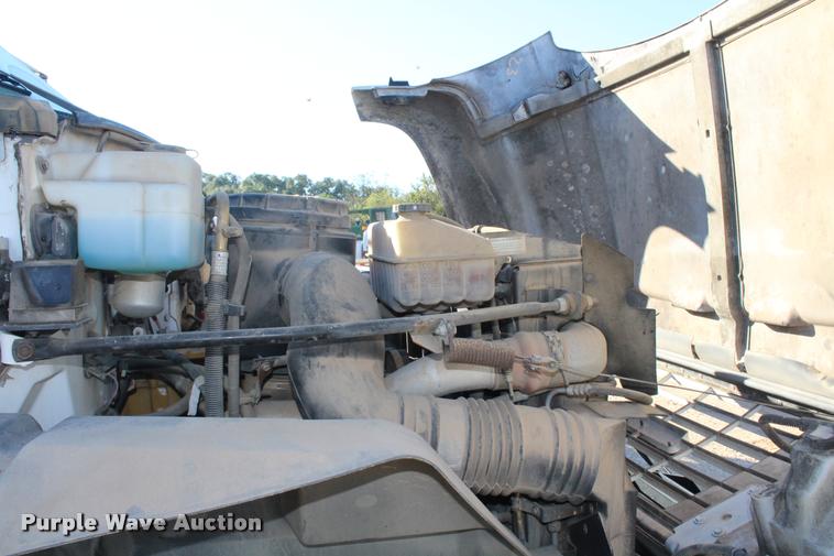 image for item AQ9525 2002 Chevrolet 6500 flatbed truck