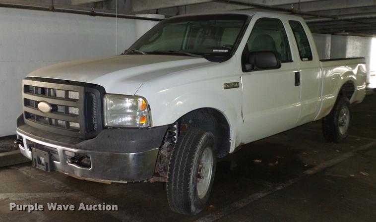 image for item AX9058 2006 Ford F250 Super Duty SuperCab pickup truck