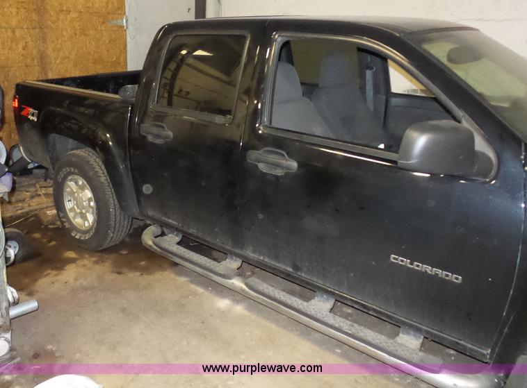 image for item BX9303 2004 Chevrolet Colorado Z71 Crew Cab pickup truck