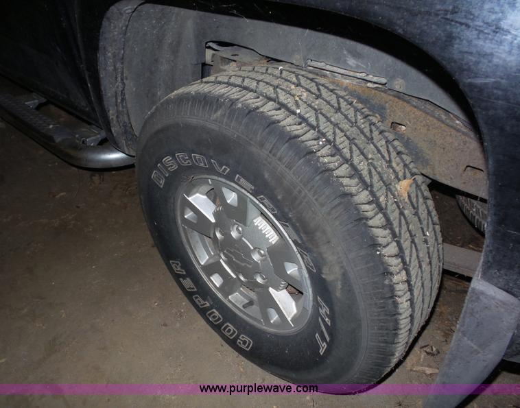 image for item BX9303 2004 Chevrolet Colorado Z71 Crew Cab pickup truck