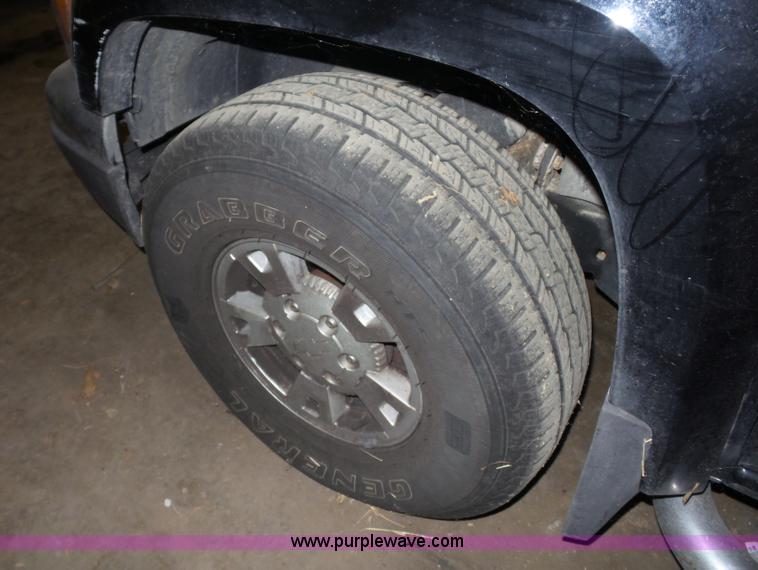 image for item BX9303 2004 Chevrolet Colorado Z71 Crew Cab pickup truck