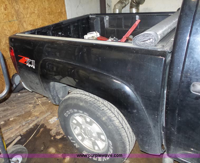 image for item BX9303 2004 Chevrolet Colorado Z71 Crew Cab pickup truck